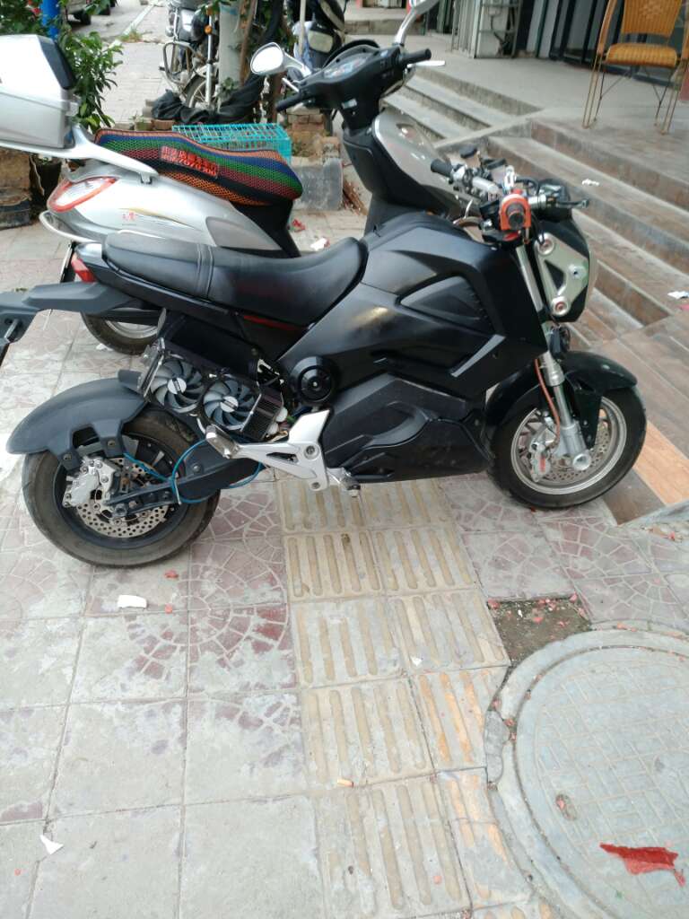 出一部爆改小猴子m3电摩,已报蓝牌,这是一部有推背