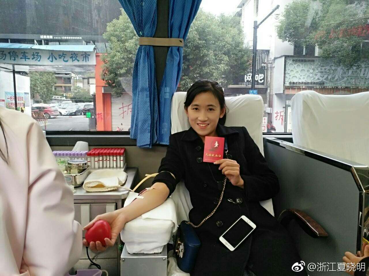 大家一起美女的献血表情