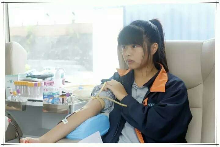 大家一起美女的献血表情