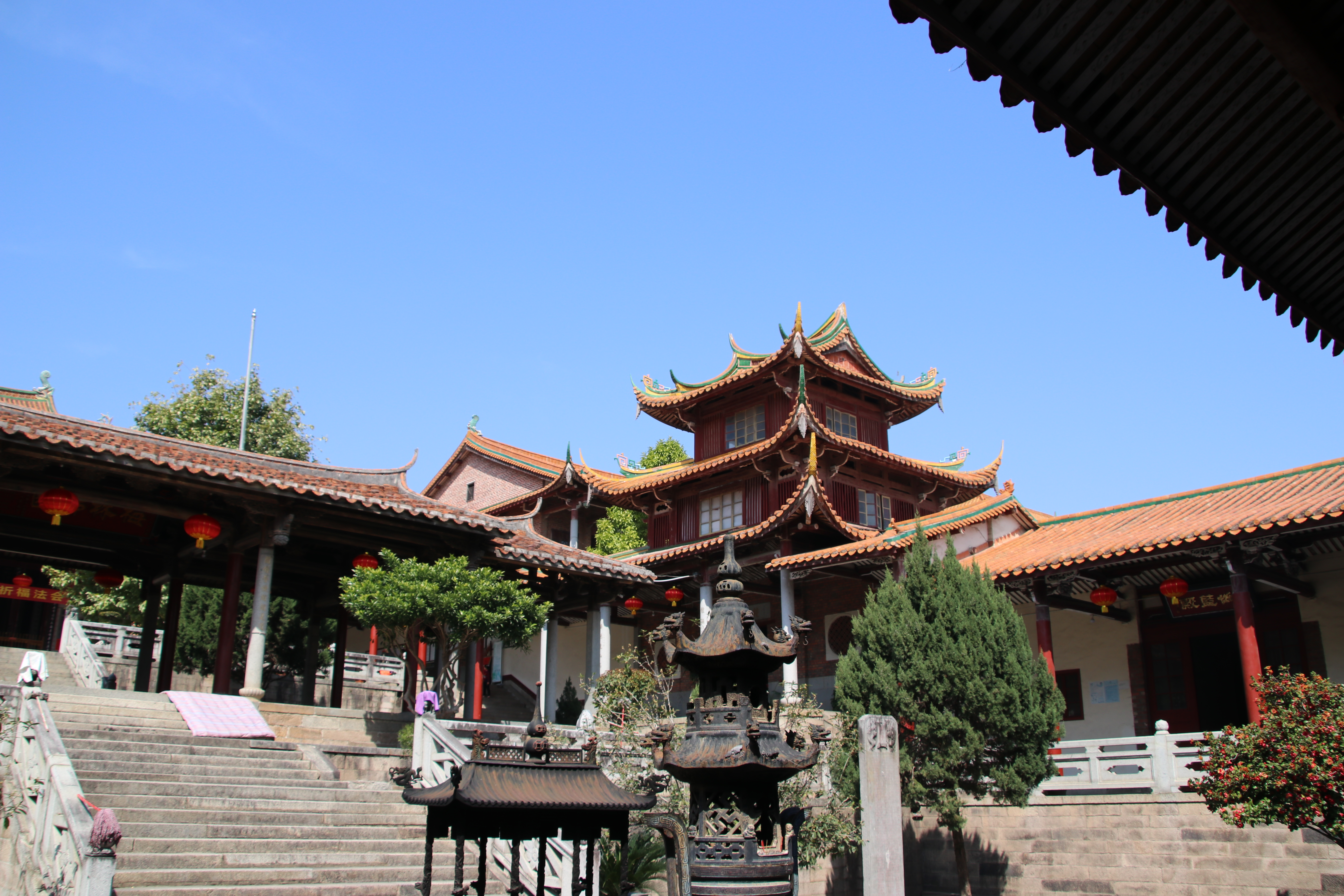 好吧,成功地被大家"忽悠"到梅峰寺了