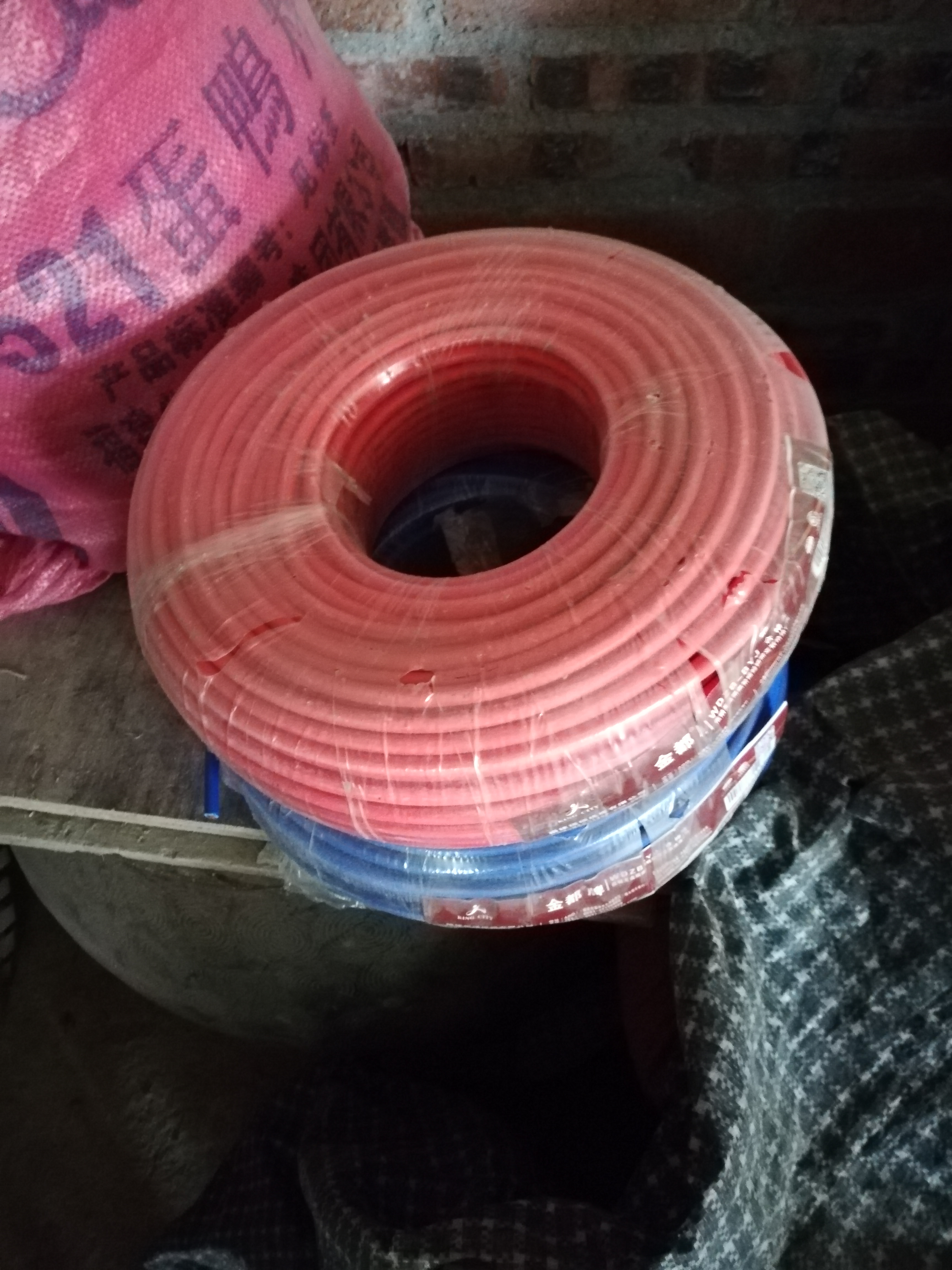 出两捆16平方铜芯电线