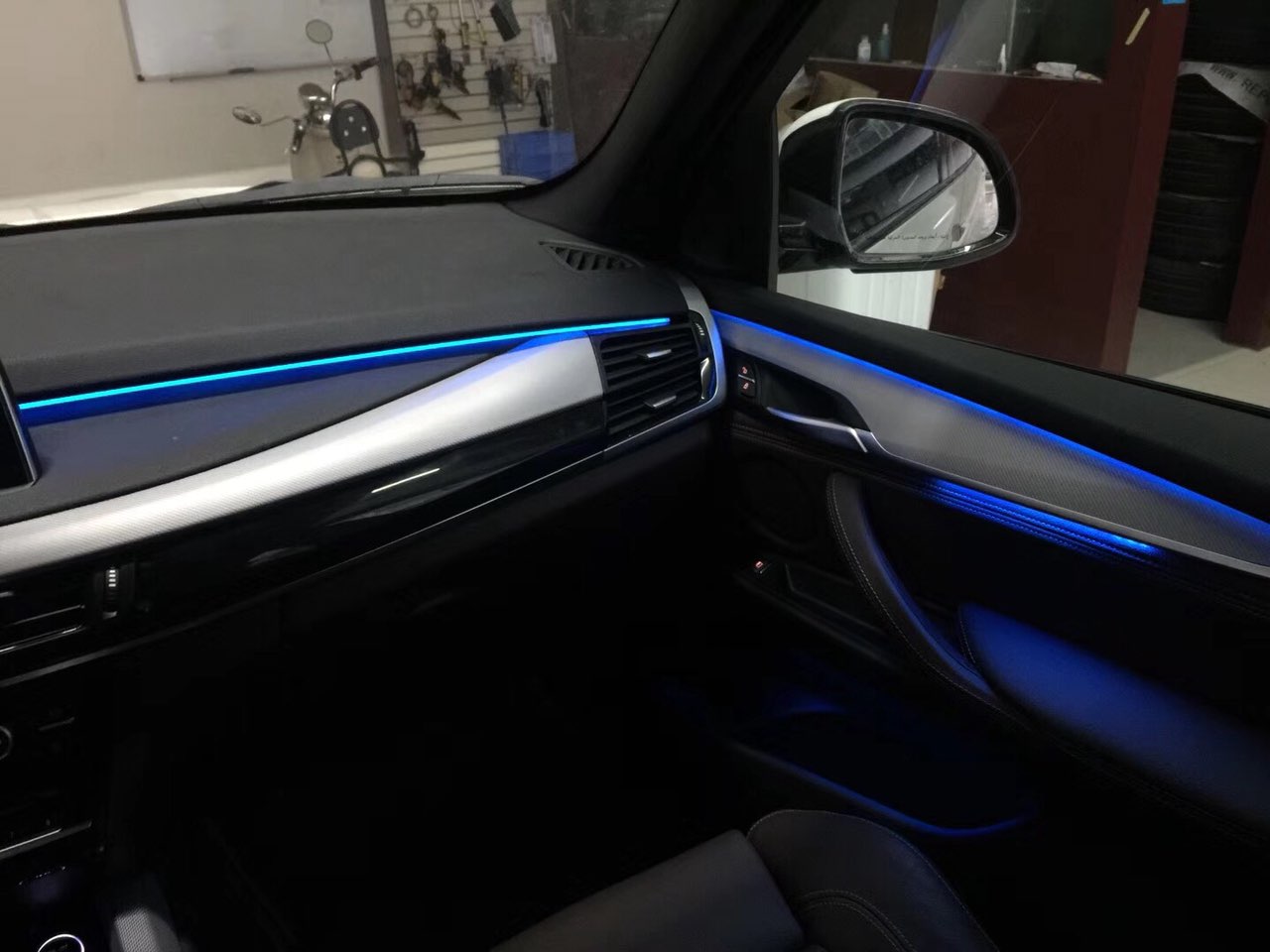 莆田汽车改装——宝马x5改装中置升降喇叭 九色氛围灯