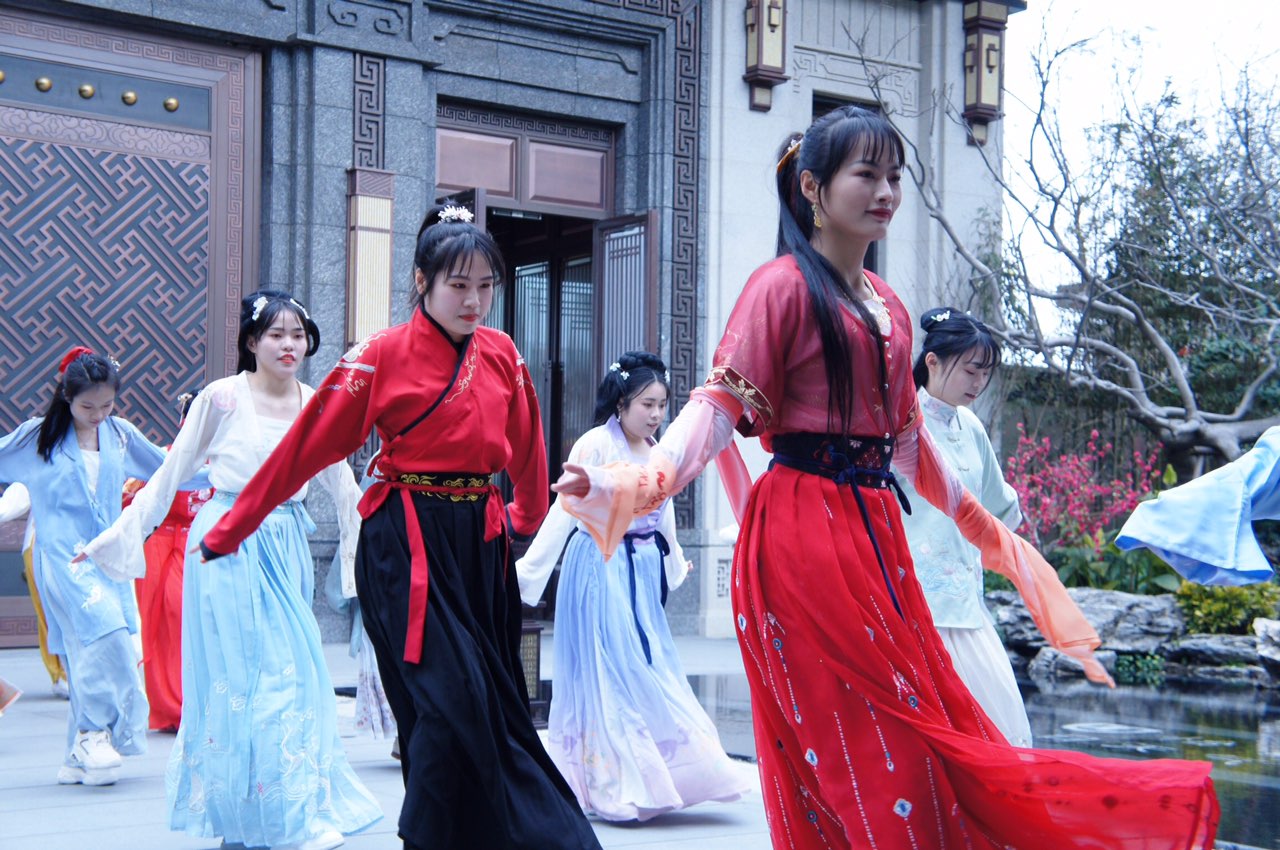 建发磐龙府庆余年汉服快闪小姐姐们跳的很嗨